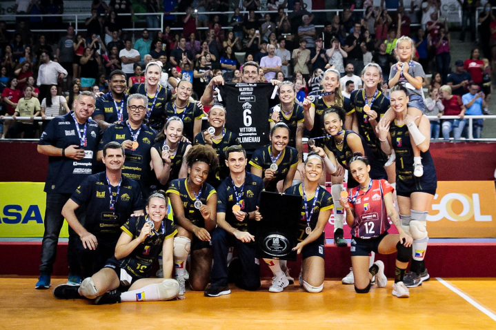 Bluvolei em quadra na conquista do vice campeonato da superliga B