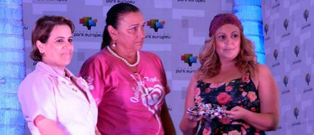 Estilista doa turbantes para Rede Feminina de Combate ao Câncer na Semana Acadêmica de Moda
