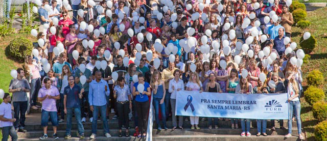 Alunos homenageiam vítimas da tragédia de Santa Maria