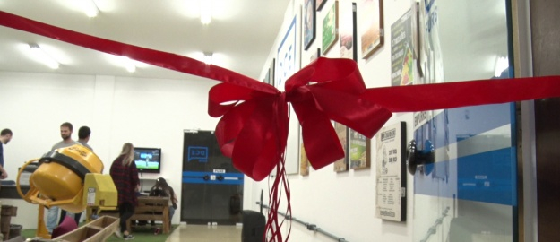 Sala com faixa decorativa de inauguração