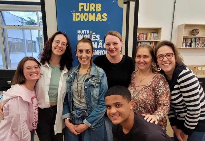 Professora Marta cercada pelos colegas do Centro de Educação, Artes e Letras 