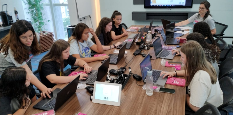 Meninas Digitais em oficina na Serasa 
