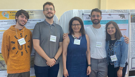 Professora e estudantes participam de encontro de paleontologia 
