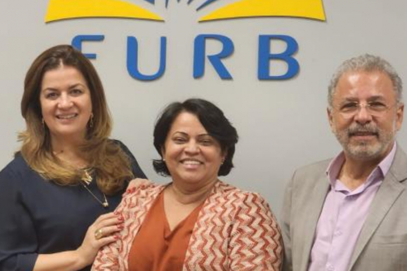 Dirigentes da Animes na reitoria da FURB 