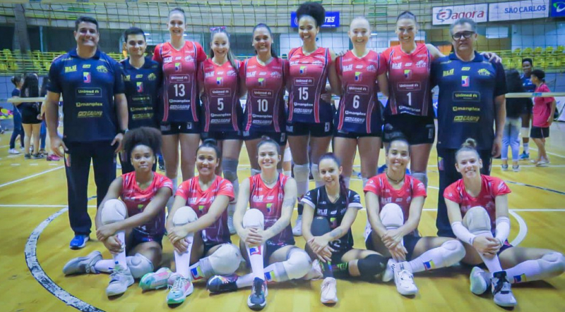 Equipe do Bluvolei perfilada em jogo contra o São Carlos 