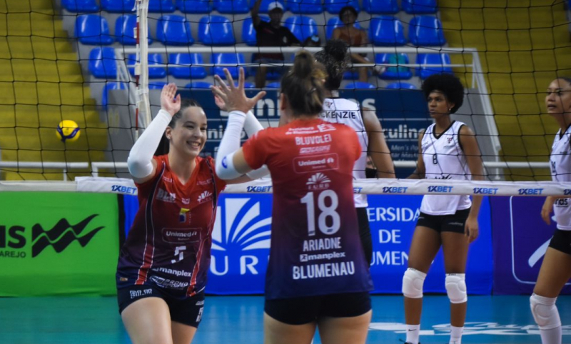 Atletas em quadra pela terceira rodada da competição 