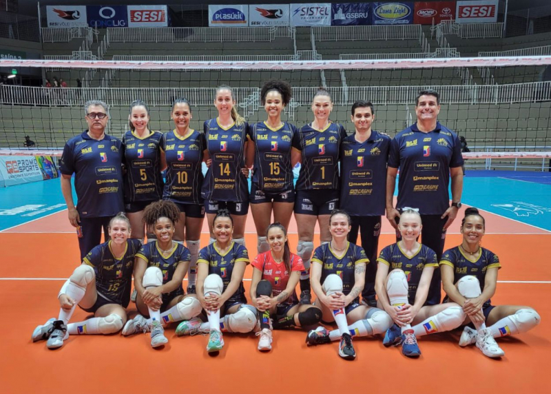 A equipe de Blumenau na quadra do Galegão