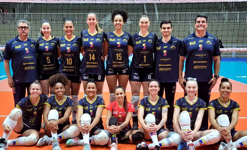 Equipe do Bluvolei entra em quadra para partida da semifinal