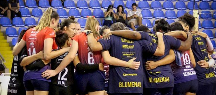 Abraço do time em quadra, antes do jogo 