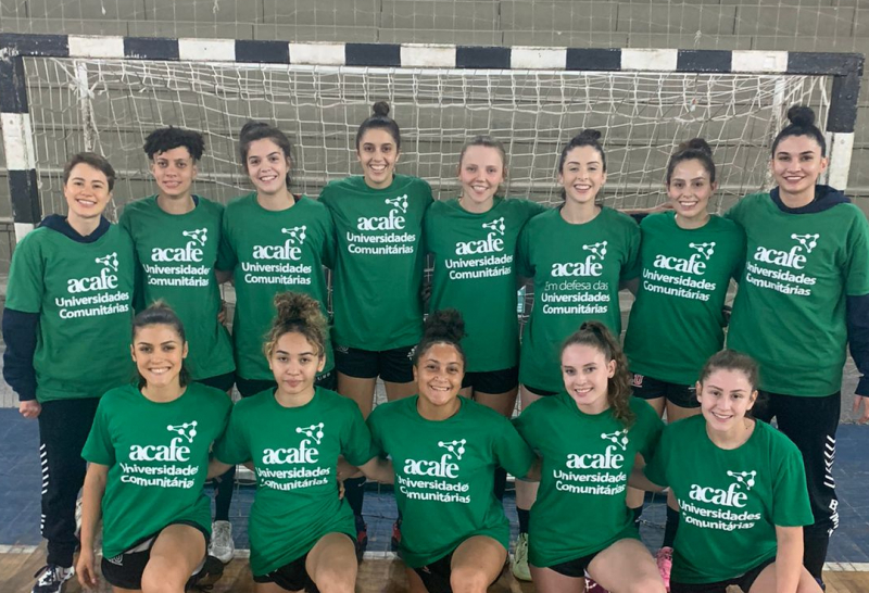 Atletas de handebol com camiseta Acafe