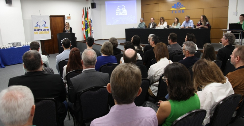 mesa eu levo a FURB no coração 