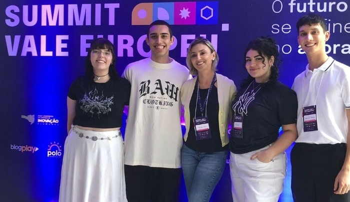 Estudantes com Valéria Rosa 