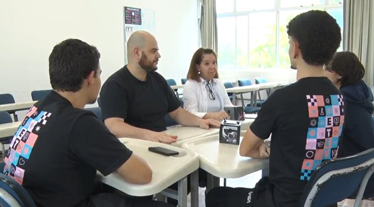 Estudantes ETEVI lançam satélite