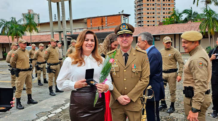 Reitora da FURB é homenageada pelo 10º Batalhão da Polícia Militar