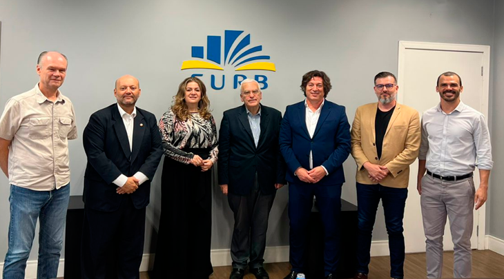 Comitiva europeia visita a FURB e discute novas parcerias para internacionalização