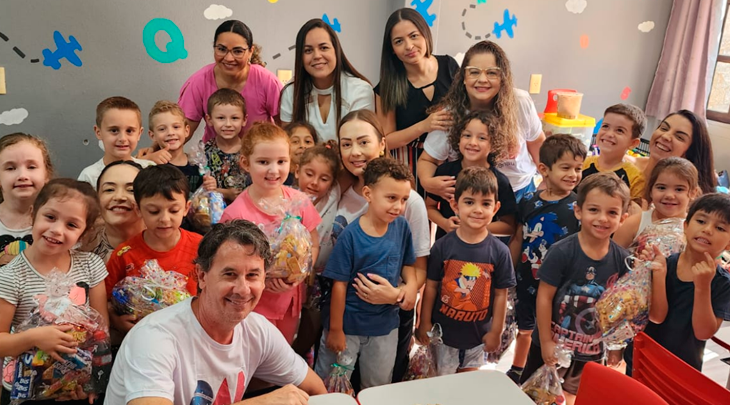 Estudantes de Direito da FURB entregam kits de guloseimas a mais de 100 crianças de creche de Blumenau