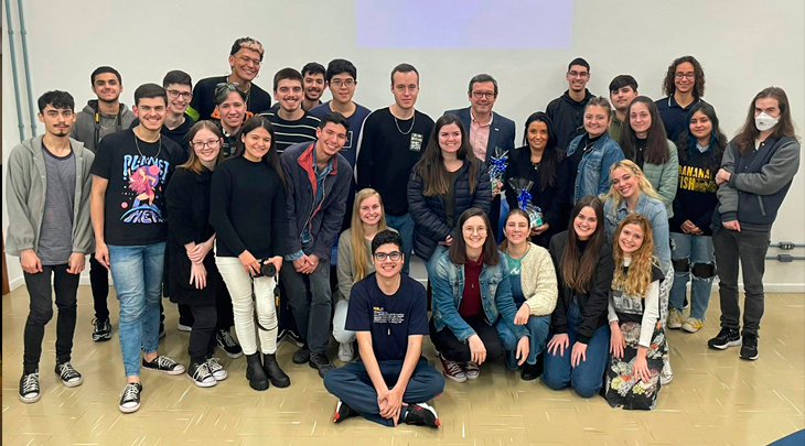 Curso de Jornalismo da FURB promove mesa redonda com egressos que estão na pós-graduação 