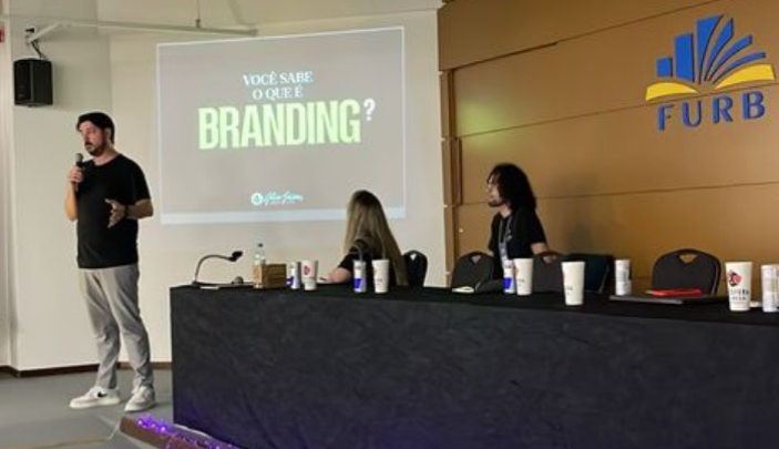 Dia do Profissional de Marketing é celebrado na FURB com evento que reuniu estudantes de vários cursos