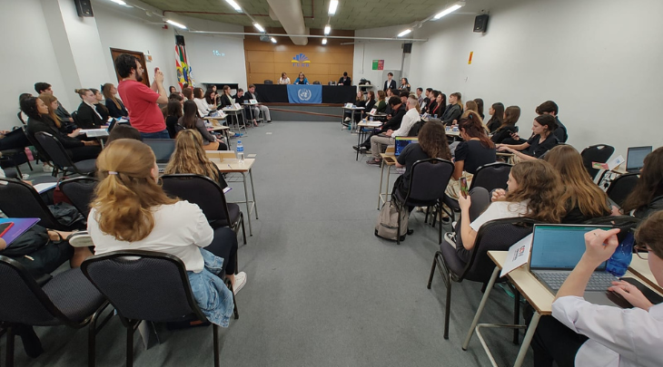 Primeira noite do FURBMUN debate questão ambiente entre países no modelo de simulação da ONU