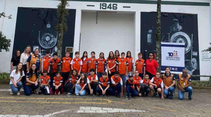 Agentes mirins da Defesa Civil de Blumenau visitam os laboratórios do Centro de Ciências Tecnológicas da FURB