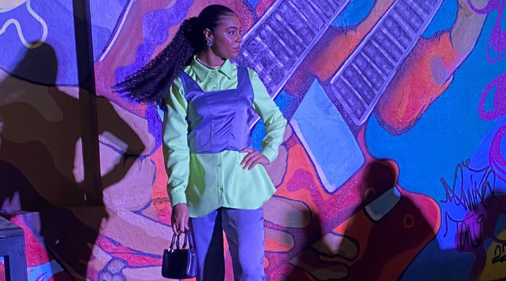 Desfile de Moda da FURB retrata o estilo das mulheres que saíam do trabalho para o Happy Hour na década de 1980