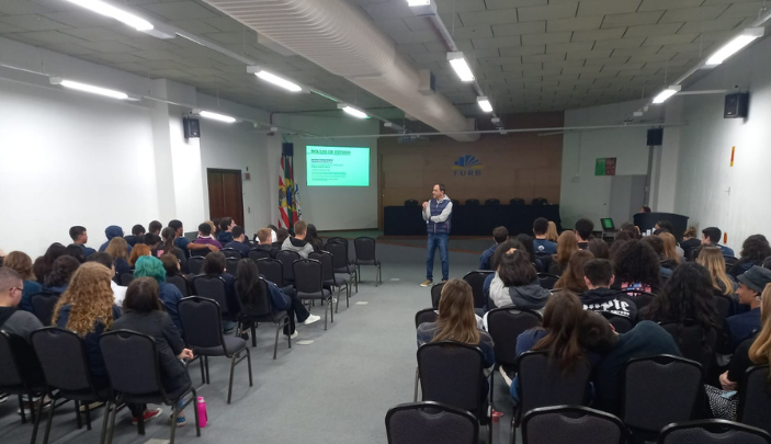 Etevi, o Ensino Médio da FURB, promove sessão de orientação profissional para alunos do terceiro ano