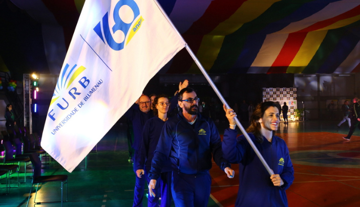 Vice-campeã da Cofafe 2024, delegação FURB promove confraternização entre os atletas com exposição de troféu e medalhas