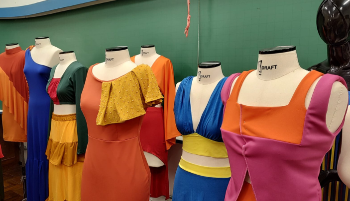 Estudantes de Moda da FURB farão exposição em Blumenau com looks que retratam a mulher brasileira dos anos 1970