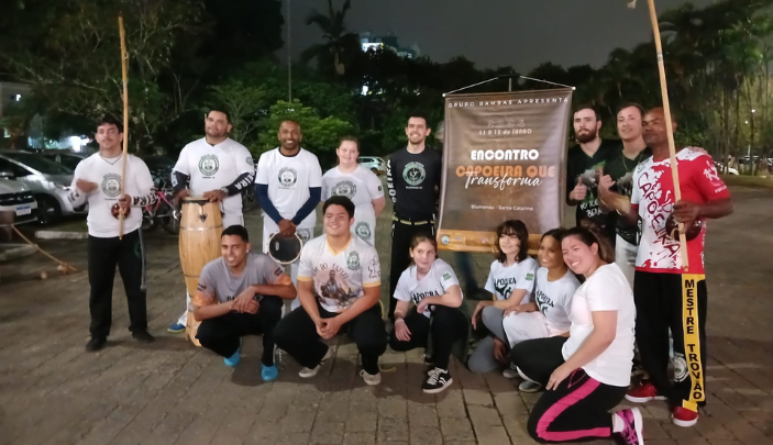 Evento realizado na FURB chama atenção do público com roda de capoeira em frente à biblioteca universitária