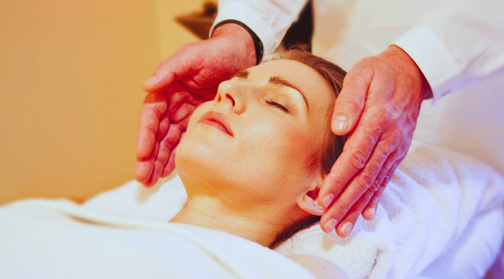 Terapias integrativas: projeto de extensão da FURB oferece sessões gratuitas de Reiki e Florais