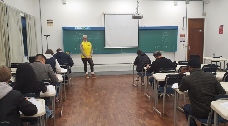 FURB aplica prova de proficiência em Português para estrangeiros