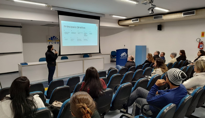 Palestra sobre direitos humanos e inclusão marca início de semana de formação institucional para servidores da FURB