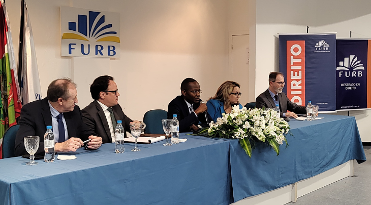 FURB recebe palestra de Juiz de Angola sobre execução fiscal no Direito brasileiro e angolano