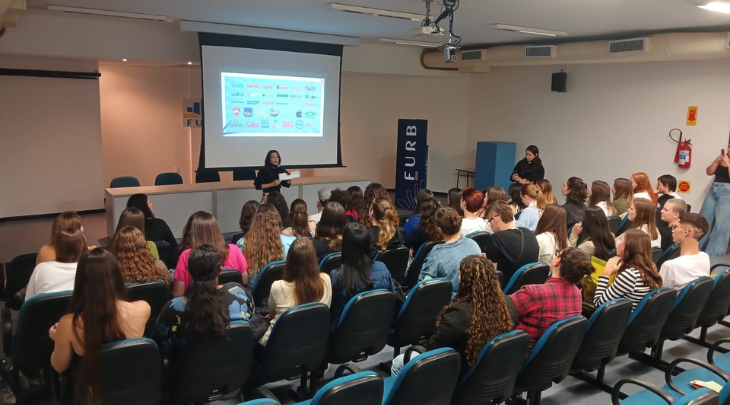 Bate-papo com influencer catarinense lota auditório da FURB
