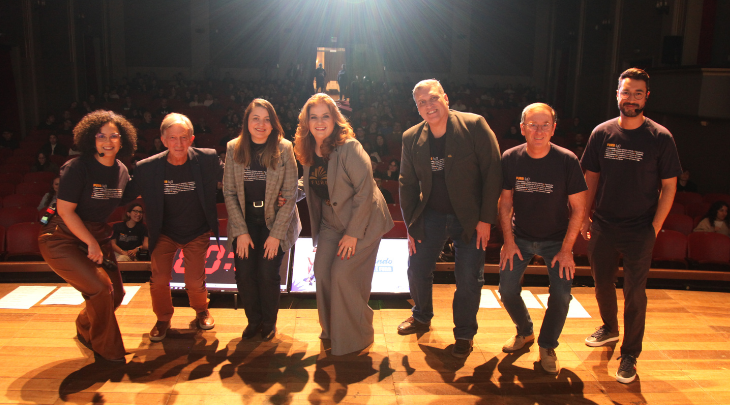 Recepção de calouros da FURB para 2024/2 é marcada por emoção no Teatro Carlos Gomes
