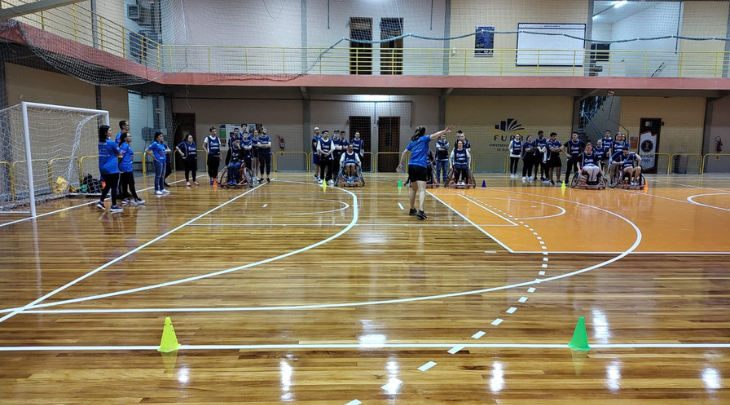 Vôlei sentado, corrida de aventura e hóquei indoor marcam Semana Acadêmica de Educação Física na FURB