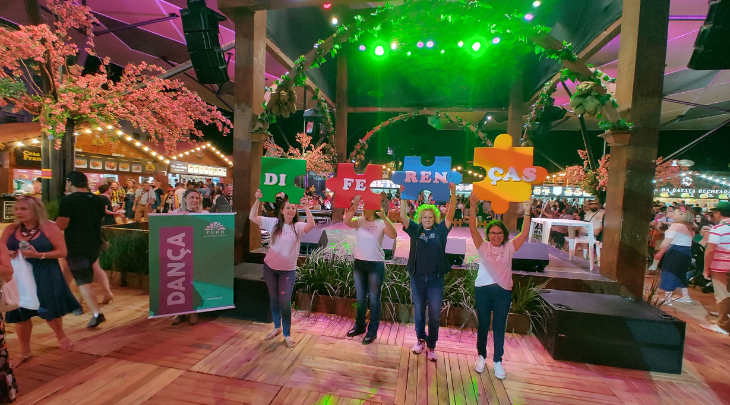 Curso de Educação Especial da FURB promove intervenção didática na Oktoberfest e alegra o público