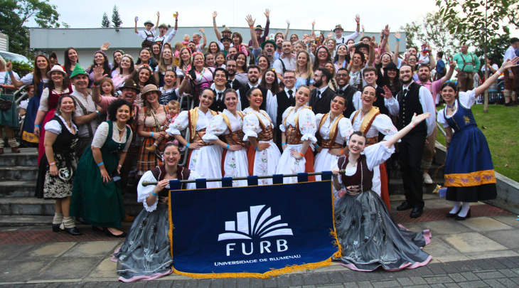 FURB marca presença em desfiles da Oktoberfest e encanta público com grupo de dança