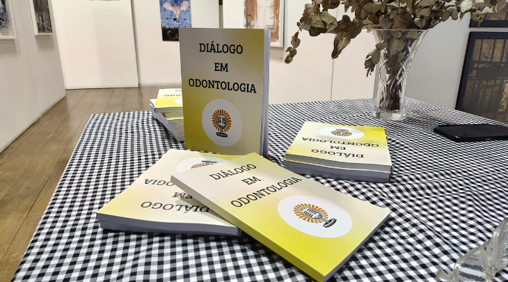 Estudantes de Odontologia da FURB lançam livro