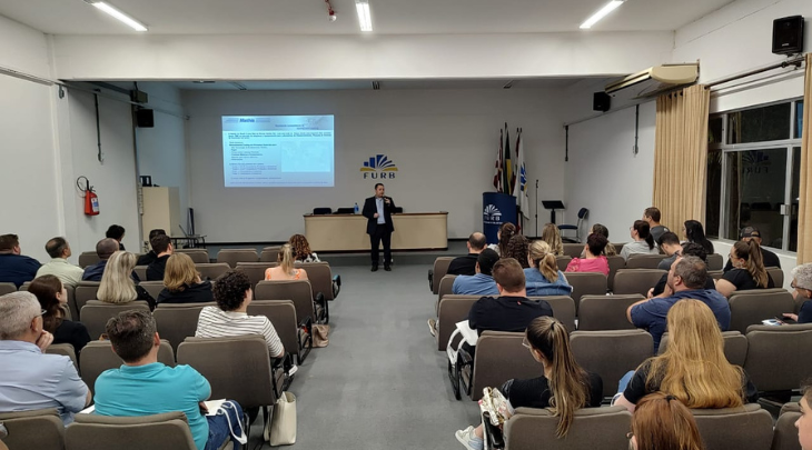 Curso de Química da FURB alia academia e mercado de ponta em evento na universidade