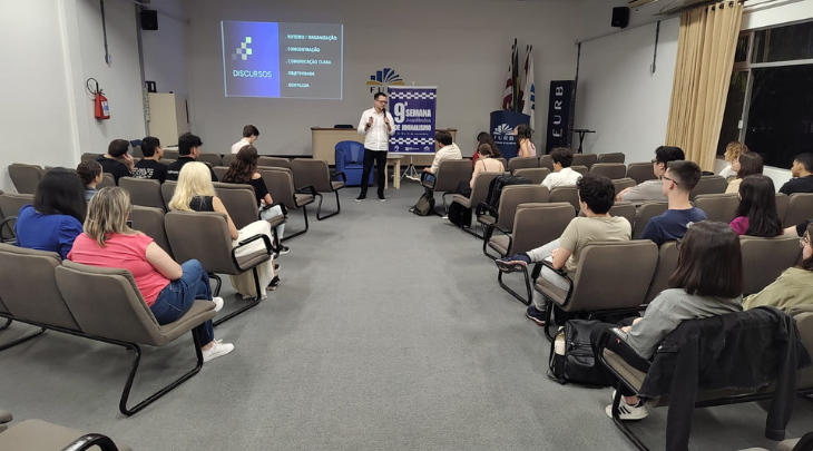 Jornalismo da FURB promove 9ª semana acadêmica após completar 10 anos de curso