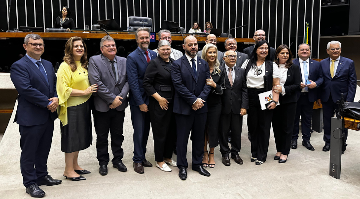 Sessão da Câmara dos Deputados homenageia 50 anos da Acafe; Reitora da FURB participa de solenidade