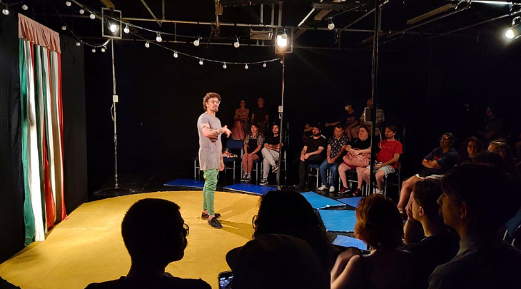 Teatro para além da Universidade e espetáculo humorístico compõem programação de Semana Cênica encabeçada por estudantes da FURB