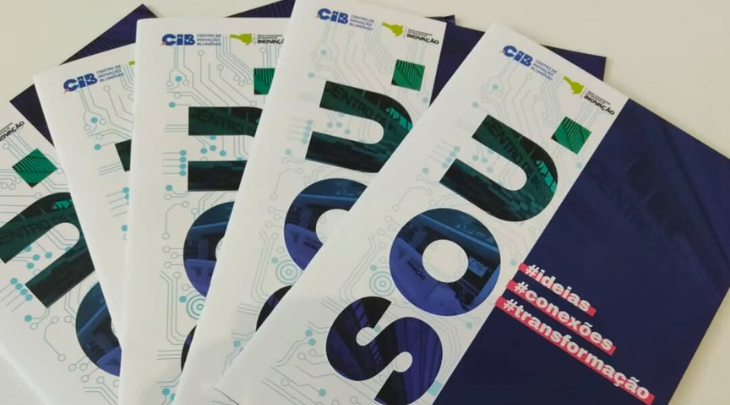 Estudantes da FURB trabalham na elaboração de revista bilíngue sobre os 4 anos do Centro de Inovação Blumenau