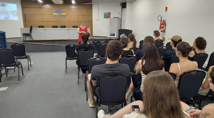 Bolsistas do Universidade Gratuita na FURB se preparam para atendimento de saúde a crianças