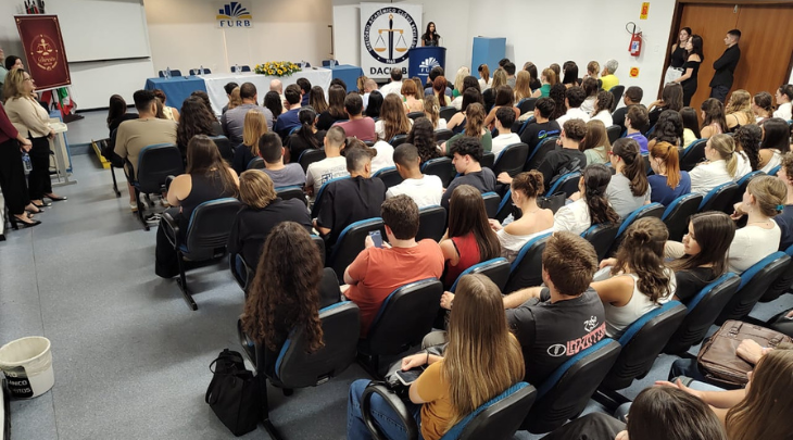 Em auditório lotado, curso de Direito realiza aula magna com a presença da jurista Alice Birchal