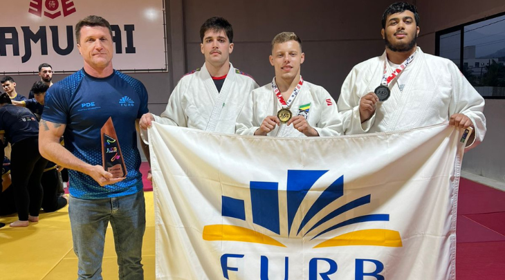 Estudantes FURB marcam presença nos Jogos Universitários Catarinenses e conquistam medalhas no judô e na natação