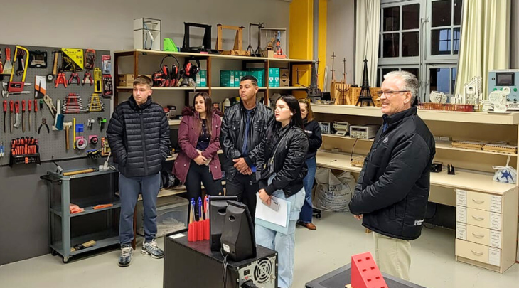 Estudantes do Ensino Médio visitam laboratórios da FURB que sediarão cursos técnicos gratuitos
