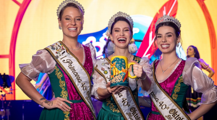 Estudantes da FURB lançam revista exclusiva sobre a Oktoberfest Blumenau 2025
