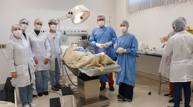 Estudantes de Medicina participam de procedimento cirúrgico inédito em ambulatório da Policlínica Universitária da FURB